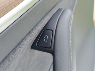кнопка открытия боковых дверей лев. Tesla Model Y 1 поколение 2020-2026