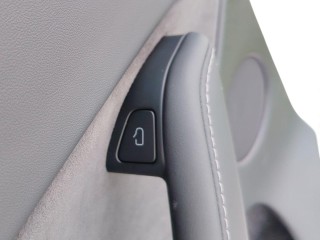 кнопка открытия боковых дверей лев. Tesla Model Y 1 поколение 2020-2026
