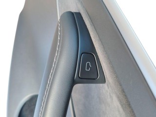 кнопка открытия боковых дверей прав. Tesla Model Y 1 поколение 2020-2026