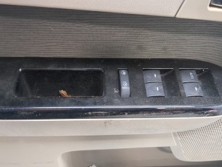 Дверная карта (Обшивка двери) левая передняя, ориг. номер ZZDB6942003, Mazda Tribute 2007-2011