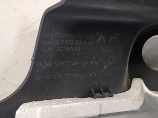 Кожух рулевой колонки, ориг. номер 9815202477, Peugeot 5008 2017-2020