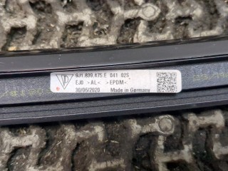 Молдинг двери левое заднее, ориг. номер 9J1839475E, Porsche Taycan 2019-2024