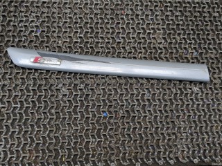 Молдинг двери правое заднее Audi A4 2000-2006