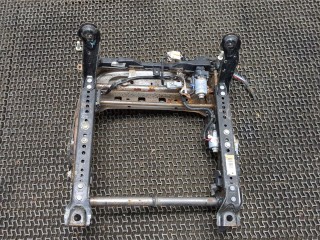 Кронштейн сиденья левый передний, ориг. номер 7162008020, 7161008030, Toyota Sienna 3 2010-2014