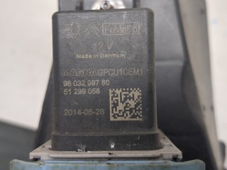 Крышка блока предохранителей, ориг. номер 9804681780, Peugeot 308 2011-2015