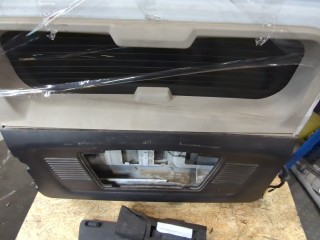Обшивка крышки (двери) багажника, ориг. номер 25949530, 15780849, Hummer H3 2005-2010