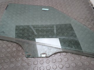 Стекло боковой двери правое переднее Skoda Fabia 2007-2010