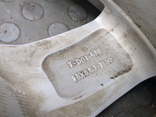 Колпачок литого диска, ориг. номер 23115613, Chevrolet Camaro 2018-2023