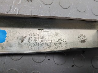 Накладка крышки багажника (двери), ориг. номер 8394078K110PG, Suzuki Grand Vitara 2008-2012