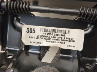 Подлокотник левый передний, ориг. номер 1YV262X9AD, Chrysler 200 2014-2017