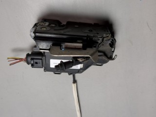 Замок двери правый передний Audi A6 2001-2005