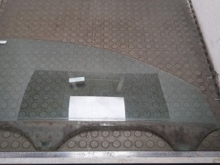 Стекло боковой двери правое переднее Volkswagen Passat 2000-2005