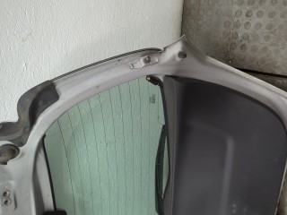 Обшивка крышки (двери) багажника, ориг. номер 677500D030B0, Toyota Yaris 2005-2009