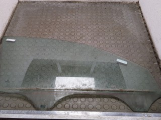 Стекло боковой двери правое переднее Volkswagen Passat 2000-2005