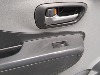 Стекло боковой двери левое переднее, ориг. номер 84536M68K00, Suzuki Alto 1998-2012