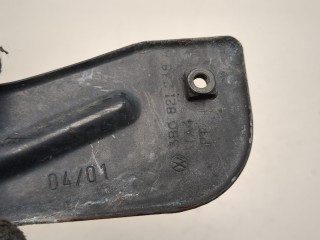 Кронштейн крыла правый, ориг. номер 3B0821238A, Volkswagen Passat 1996-2001