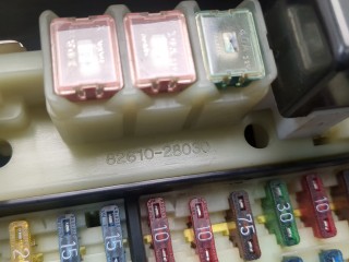 Блок предохранителей, ориг. номер 8261028030, Toyota Previa 1994-2000