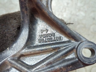 Кронштейн КПП, ориг. номер 30736708, Volvo XC70 2004-2007