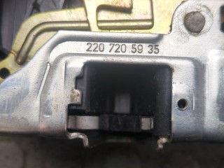 Замок двери левый передний, ориг. номер A2207205935, Mercedes S W220 2002-2005