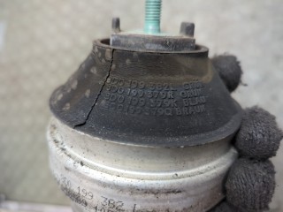 Подушка крепления двигателя, ориг. номер 8D0199382L, Volkswagen Passat 2000-2005