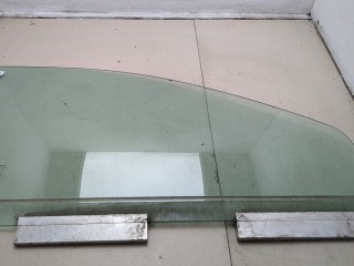 Стекло боковой двери правое переднее Volvo V70 2000-2004