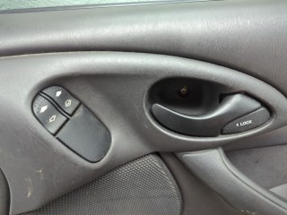 Стекло боковой двери правое переднее, Ford Focus 2001-2005