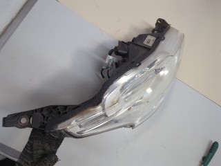 Фара (передняя) правая, ориг. номер 9802221380, Peugeot 208 2012-2016