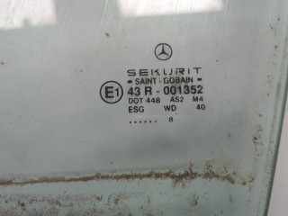 Стекло боковой двери левое переднее, Mercedes C W202 1997-2001