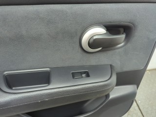 Стекло боковой двери левое заднее, Nissan Tiida 2004-2012