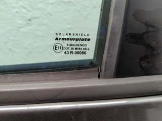 Стекло боковой двери левое переднее, Toyota Yaris 2005-2009