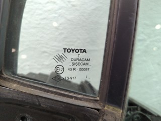 Стекло боковой двери левое переднее, Toyota Yaris 2005-2009