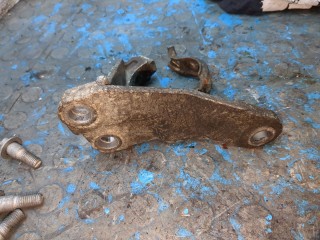 Кронштейн полуоси правый передний, ориг. номер 8200371715, Renault Scenic 2009-2012