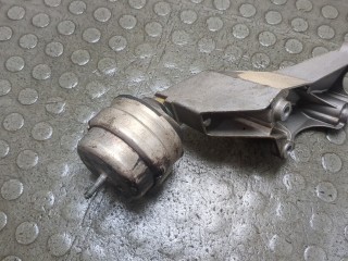 Подушка крепления двигателя левая Audi A4 2000-2006, 2.0 л, бензин, 8E0199379AD