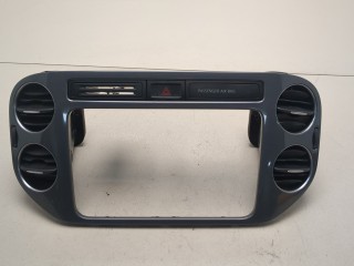 Рамка под магнитолу Volkswagen Tiguan 2011-2019, 5N0858071E
