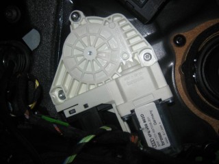Моторчик стеклоподъемника передний правый Audi A6 C6/4F 2004-2008, универсал, левый руль, 4F0959802D