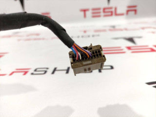 разъем (фишка) проводки, ориг. номер 300442202A, Tesla Model S 2016-2021