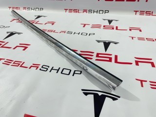 Молдинг двери передней левой Tesla Model 3 2017-2021