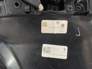 обшивка двери передней левой, ориг. номер 1105093-00-D, 1477301-91-C, Tesla Model 3 2017-2021