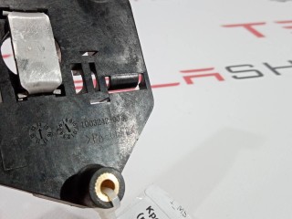 Кронштейн мотора привода люка, ориг. номер 1003242-00-A, Tesla Model S 2012-2016