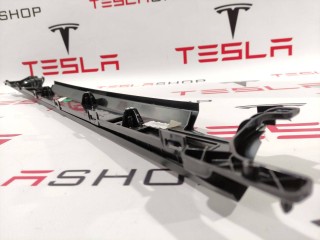 Накладка дверного проема, ориг. номер 1060093-98-D, Tesla Model X 2015-2021