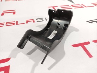 Накладка петли подъемной задней двери, ориг. номер 1047074-00-G, Tesla Model X 2015-2021