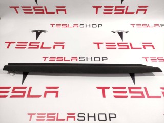 Накладка межсекционная подъемной задней двери, ориг. номер 1051547-04-B, Tesla Model X 2015-2021