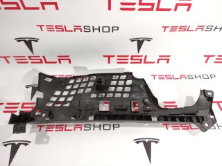 Кронштейн обшивки багажного отделения, ориг. номер 1048064-00-D, Tesla Model X 2015-2021