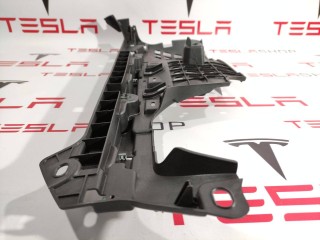 Кронштейн обшивки багажного отделения, ориг. номер 1048064-00-D, Tesla Model X 2015-2021