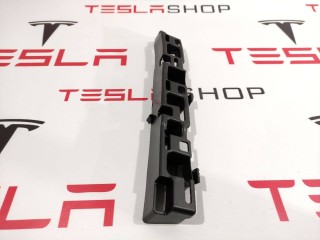 Кронштейн крепления накладки дверного проема, ориг. номер 1059180-00-A, Tesla Model X 2015-2021