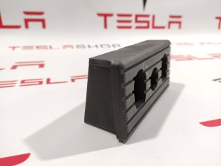 Опора под домкрат (подушка), ориг. номер 1045887-00-B, Tesla Model X 2015-2021