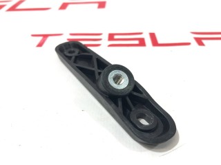 Кронштейн карты (обшивки) двери, ориг. номер 1584751-00-A, Tesla Model S 2-й рест 2021-2026