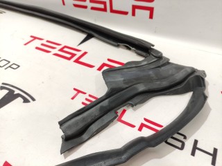 Уплотнитель стекла внутренний двери, ориг. номер 1032177-00-D, Tesla Model X 2015-2021