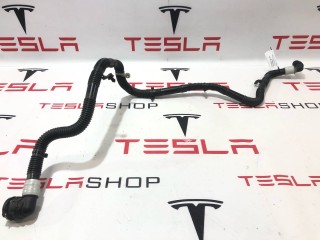 Патрубок системы охлаждения заднего мотора, ориг. номер 1589705-00-D, Tesla Model S 2-й рест 2021-2026