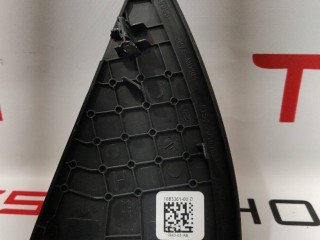 Накладка боковая торпеды, ориг. номер 1083361-00-D, Tesla Model Y 2020-2026